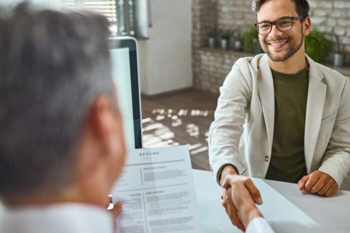 ce ii motiveaza pe romani la job in 2026 salariul a picat pe doi 25 sunt la limita burnout ului