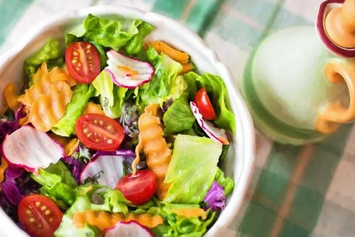 Studiu: Dieta vegetariană scade riscul pentru cinci tipuri de cancer