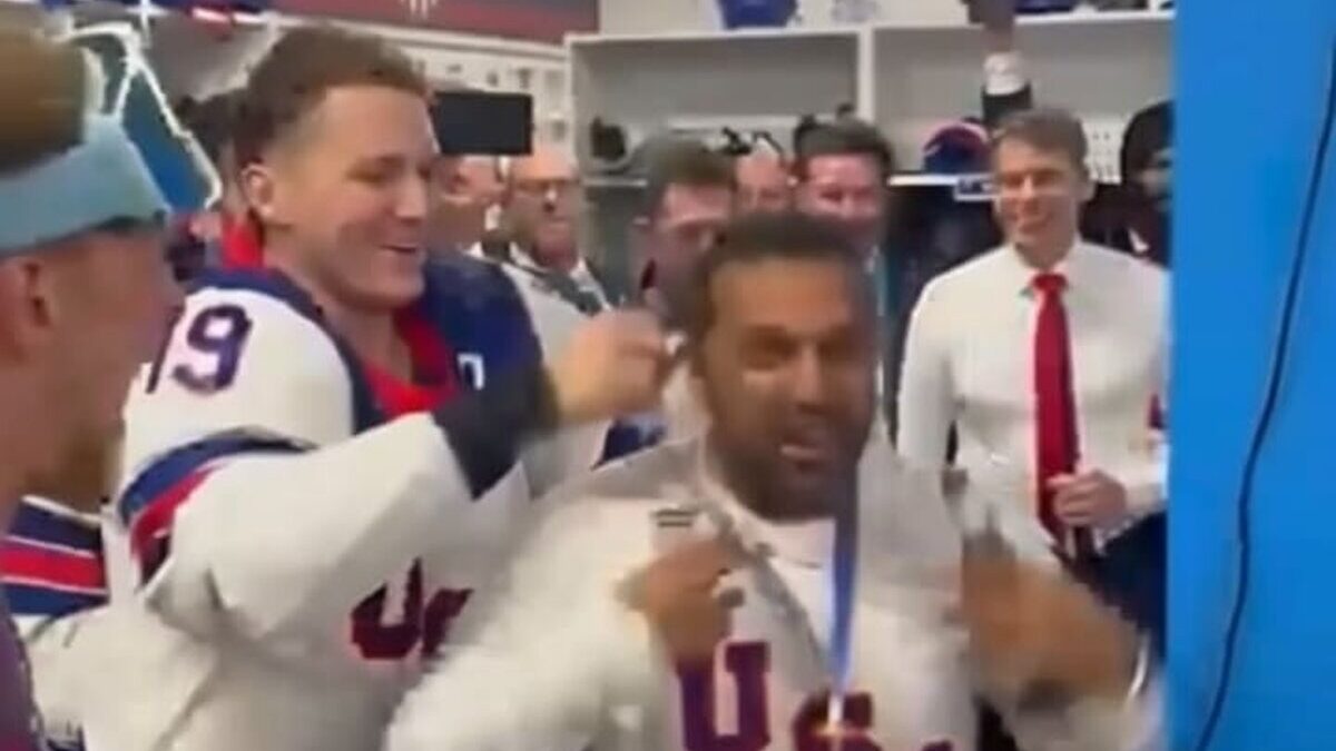 directorul fbi in imagini rare la petrecerea hocheistilor sua dupa victoria impotriva canadei 1771860142