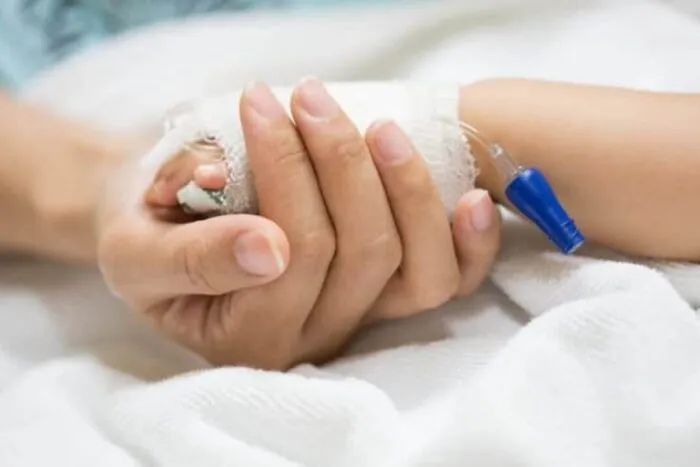 fetita-de-4-ani-in-coma-mama-de-20-de-ani-sustine-ca-a-cazut-din-pat