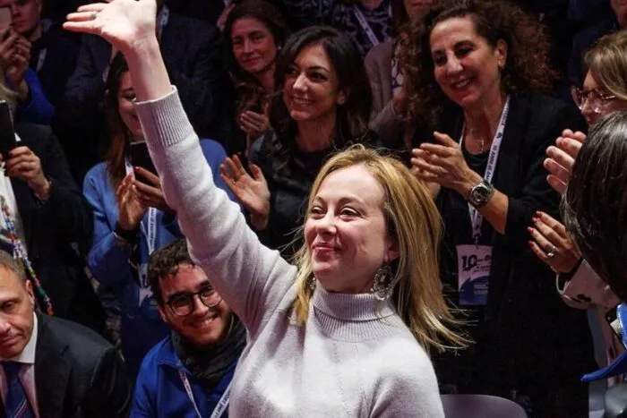 giorgia-meloni-fata-de-inger-intr-o-fresca-din-roma-premierul-a-glumit-pe-tema-asemanarii
