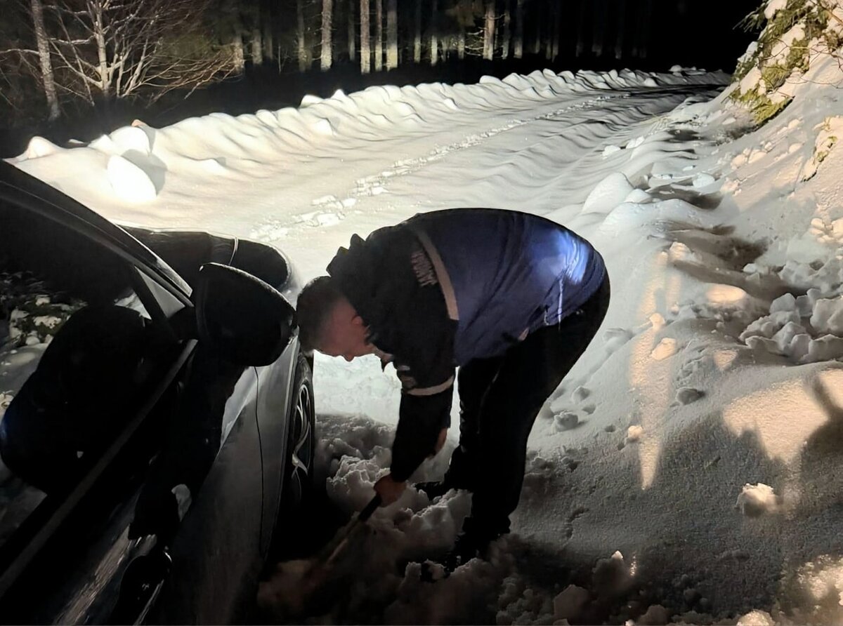 GPS i-a trimis pe un drum înzăpezit. Doi tineri de 19 ani, blocați lângă Peștera Scărișoara