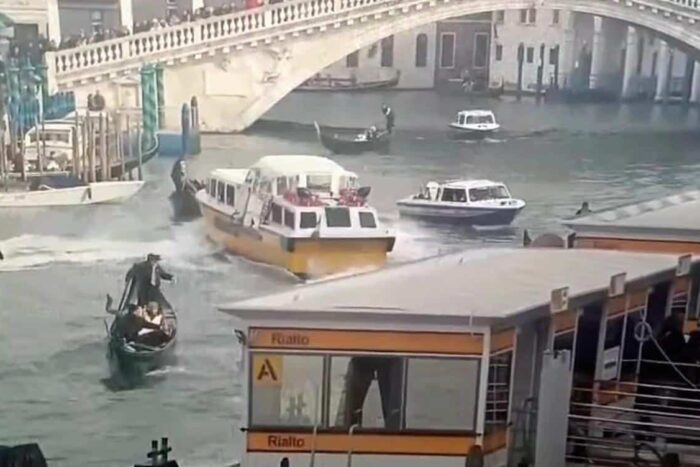 haos la venetia 9 turisti aruncati in grand canal de un feribot scapat de sub control