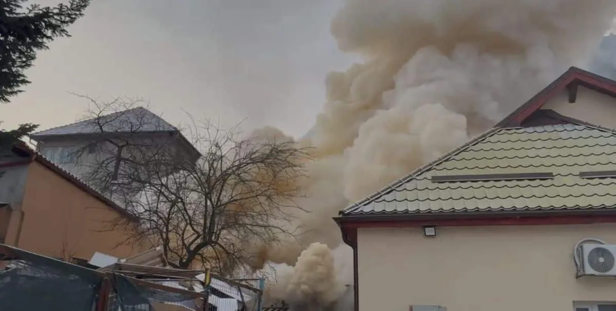 incendiu-la-spitalul-militar-din-brasov-container-cu-materiale-sanitare-in-flacari-fum-dens-vizibil-de-la-kilometri