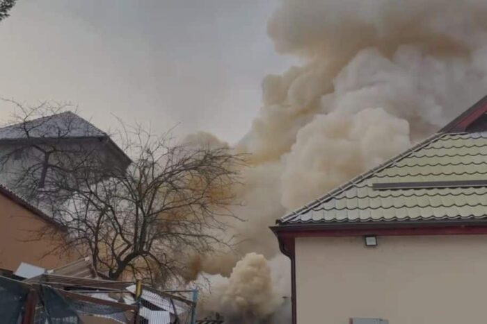 Incendiu la Spitalul Militar din Brașov - container cu materiale sanitare în flăcări, fum dens vizibil de la kilometri incendiu la spitalul militar din brasov container cu materiale sanitare in flacari fum dens vizibil de la kilometri