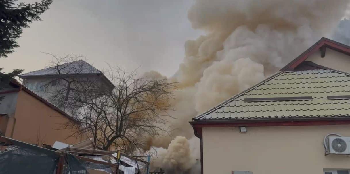 Incendiu la Spitalul Militar din Brașov – container cu materiale sanitare în flăcări, fum dens vizibil de la kilometri