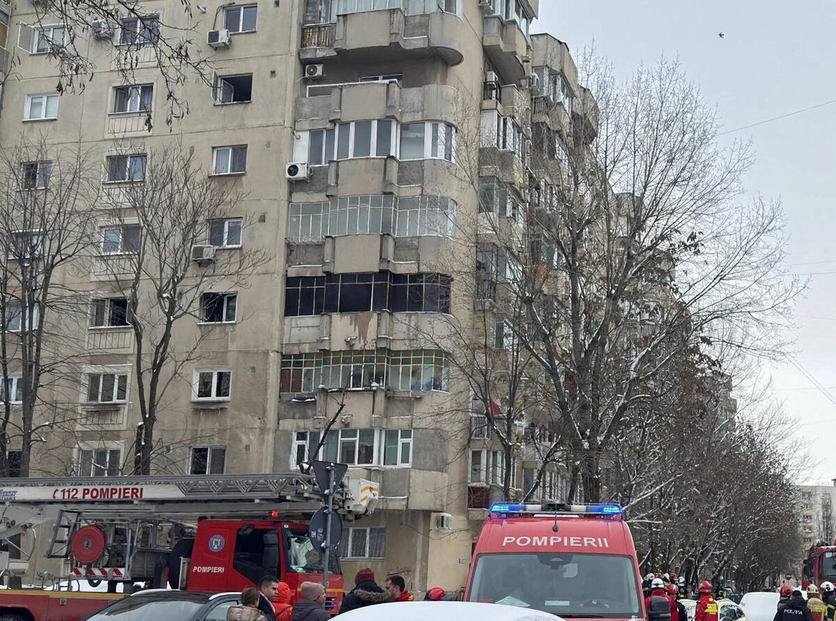 Incendiu violent în Sectorul 5: o persoană are arsuri iar 30 de locatari evacuați din bloc