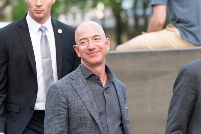 jeff-bezos-ignora-3-scrisori-de-la-angajatii-washington-post-care-cer-oprirea-concedierilor