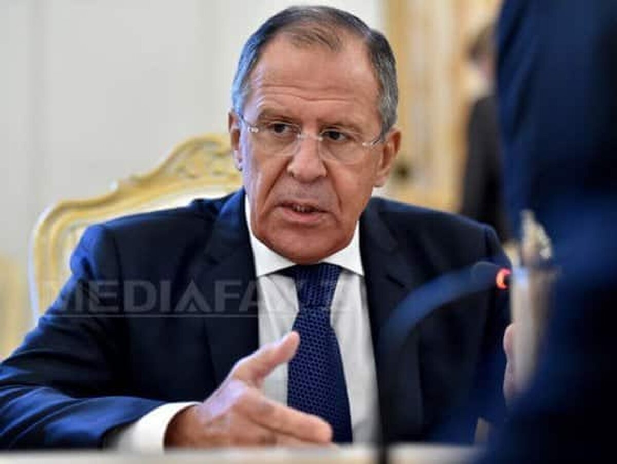 Jocul Moscovei: Putin lasă ușa deschisă, Lavrov îl umilește pe Macron