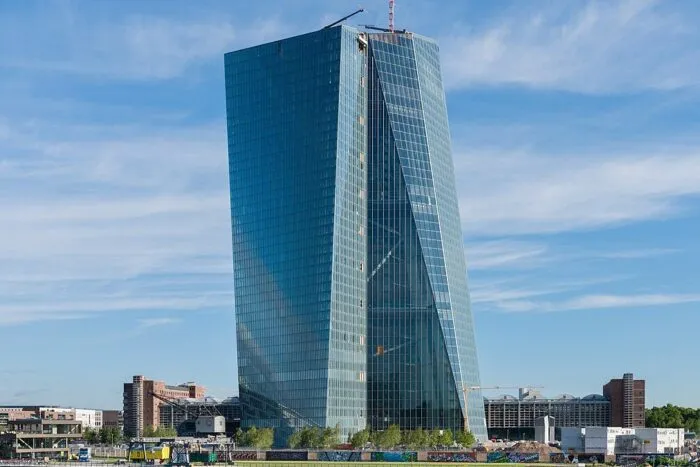 jpmorgan-amenda-de-122-milioane-de-euro-de-la-bce-ce-greseli-a-facut-banca-1771581462