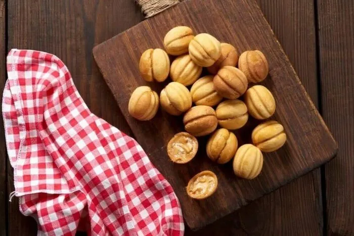 Nucile umplute cu cremă de ciocolată, desert tradițional de sărbători