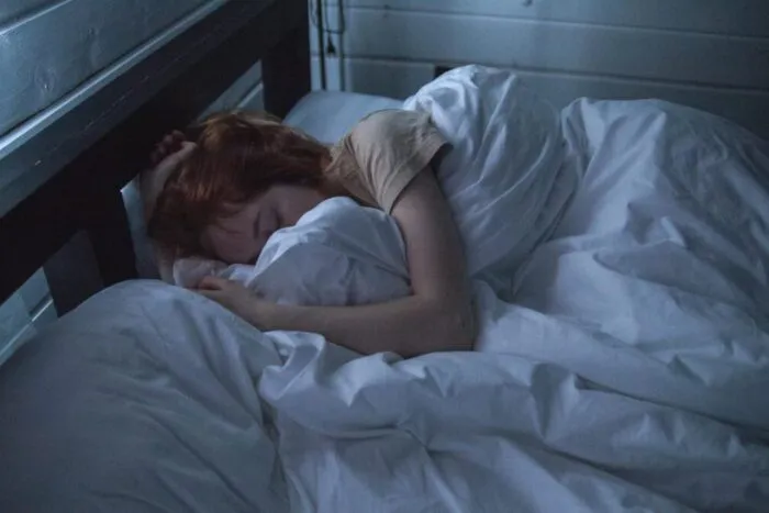 Studiu: Un obicei nocturn reduce somnul cu 8 minute