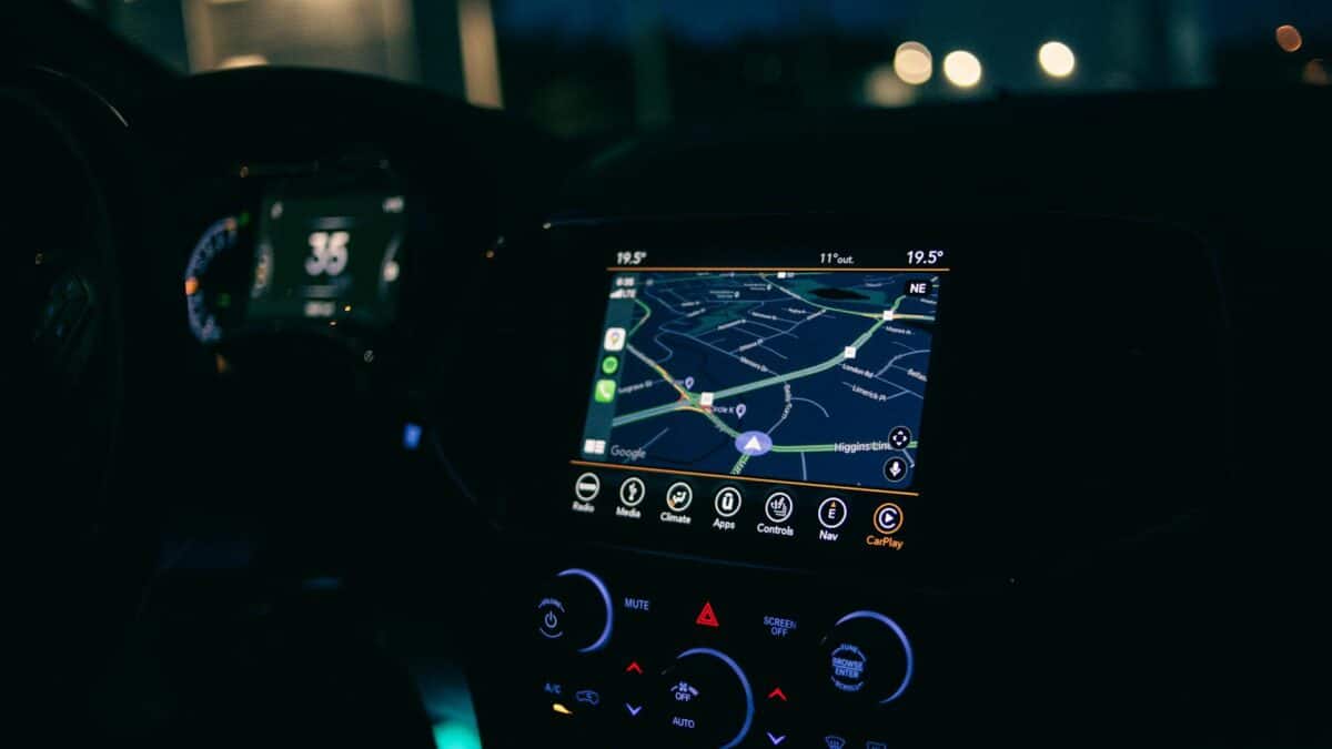 Cum să menţii o odine în interiorul unei maşini cu ajutorul unor organizatoare auto?