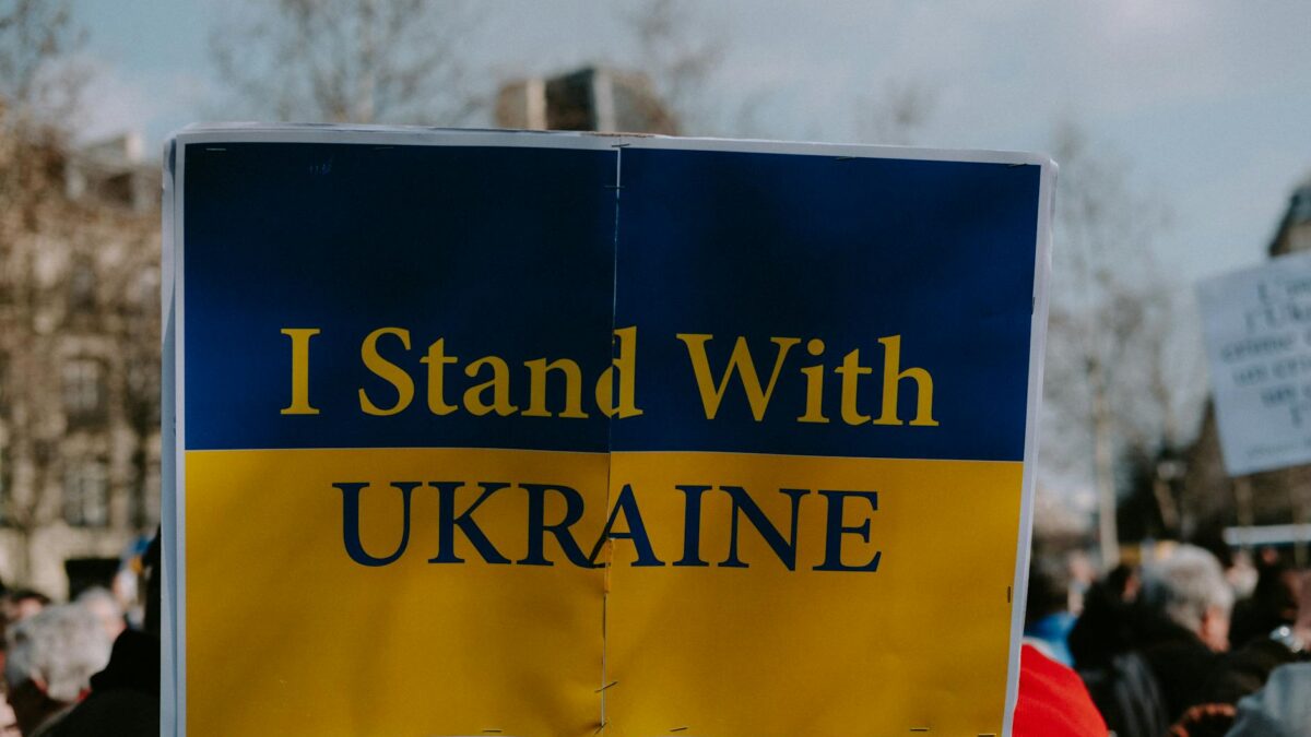 palatul parlamentului iluminat in culorile ucrainei gest de solidaritate la 4 ani de la invazie 1771836765