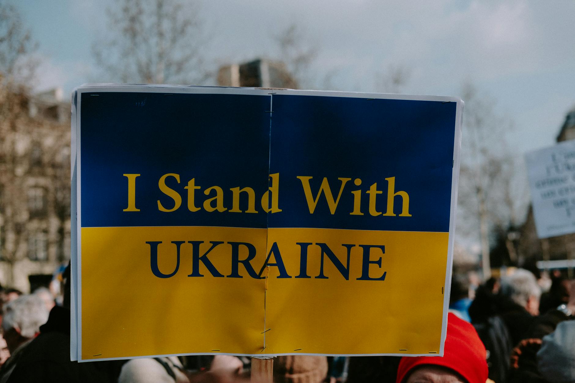 Palatul Parlamentului, iluminat în culorile Ucrainei. Gest de solidaritate la 4 ani de la invazie
