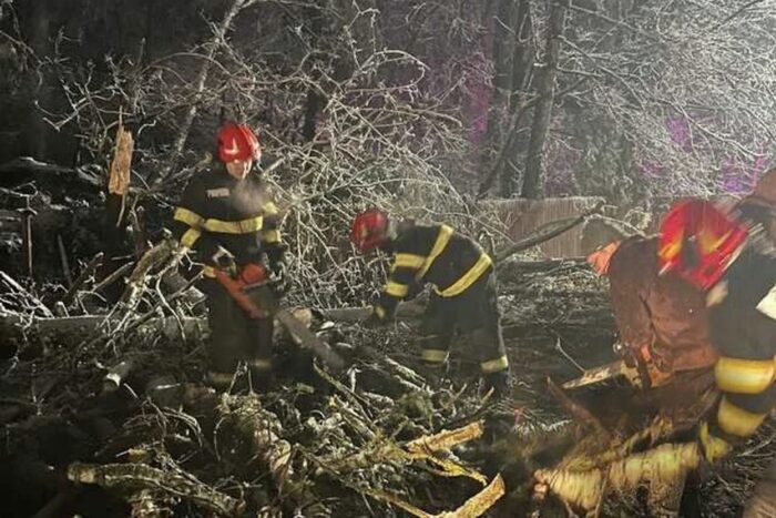 peste 50 000 de consumatori din dambovita fara curent ninsoarea a provocat avarii masive 1771406052