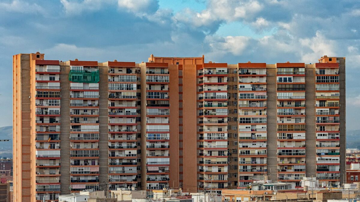 polonezii iau cu asalt spania 4 100 de locuinte cumparate preturi de la 350 000 e