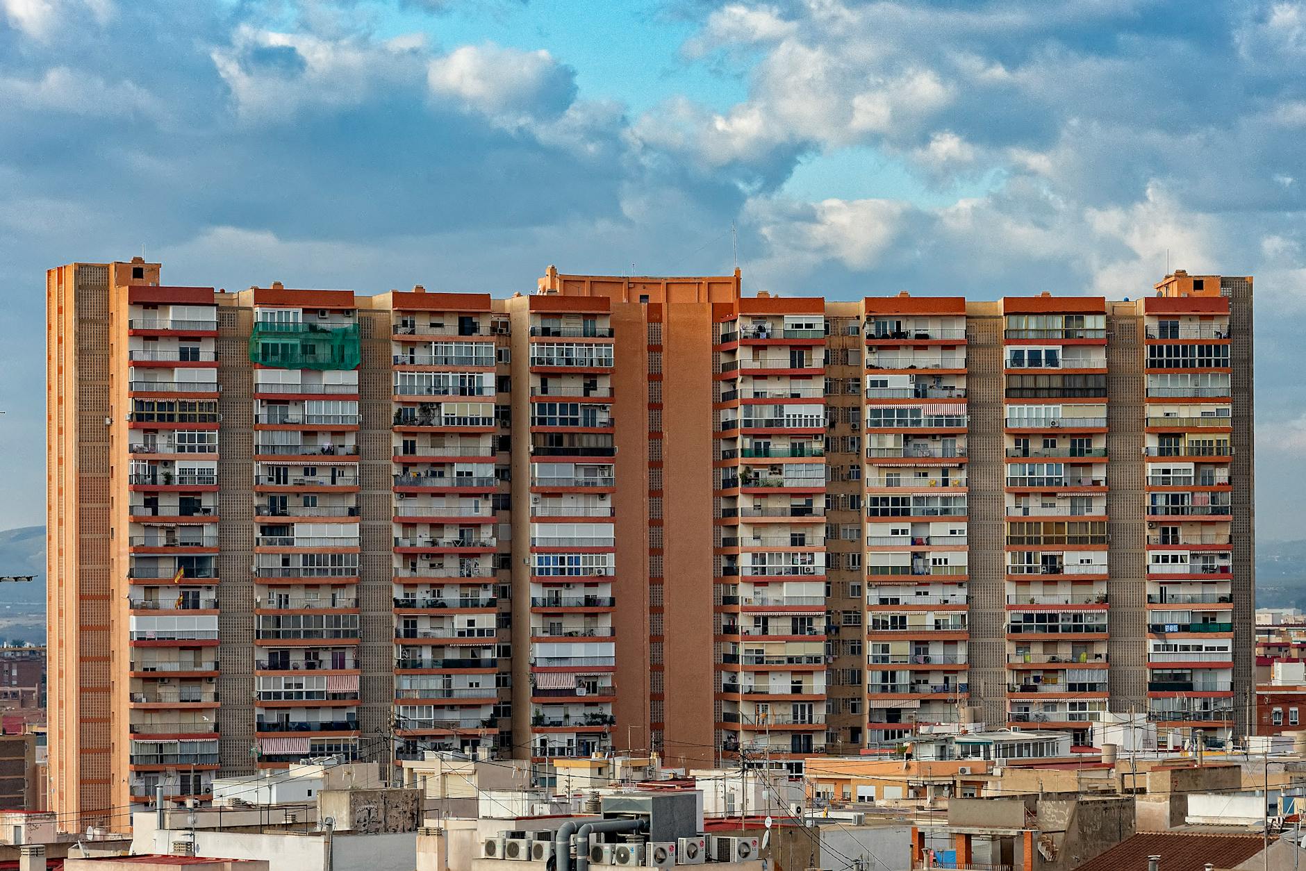 Polonezii iau cu asalt Spania: 4.100 de locuințe cumpărate, prețuri de la 350.000 €