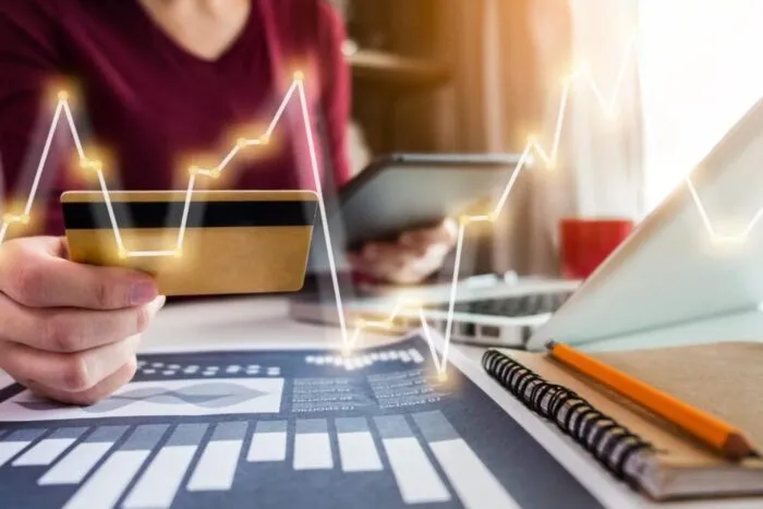 Peste 4 milioane de români au credite. Ce se întâmplă cu ratele în 2026