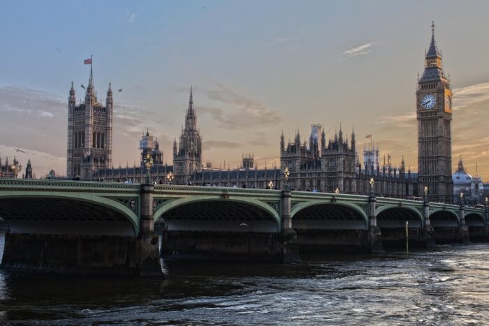 Război de clasă în educația din UK. Un pachet de 4 miliarde de lire taie fondurile școlilor private speciale razboi de clasa in educatia din uk un pachet de 4 miliarde de lire taie fondurile scolilor private speciale 1771841839