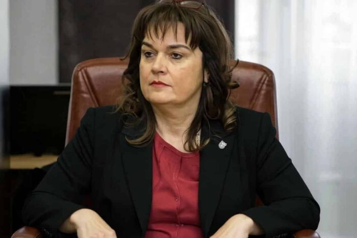 Rectorul plagator, repus în funcție. Ministerul, obligat să-i plătească 10.000 de lei rectorul plagator repus in functie ministerul obligat sa i plateasca 10 000 de lei