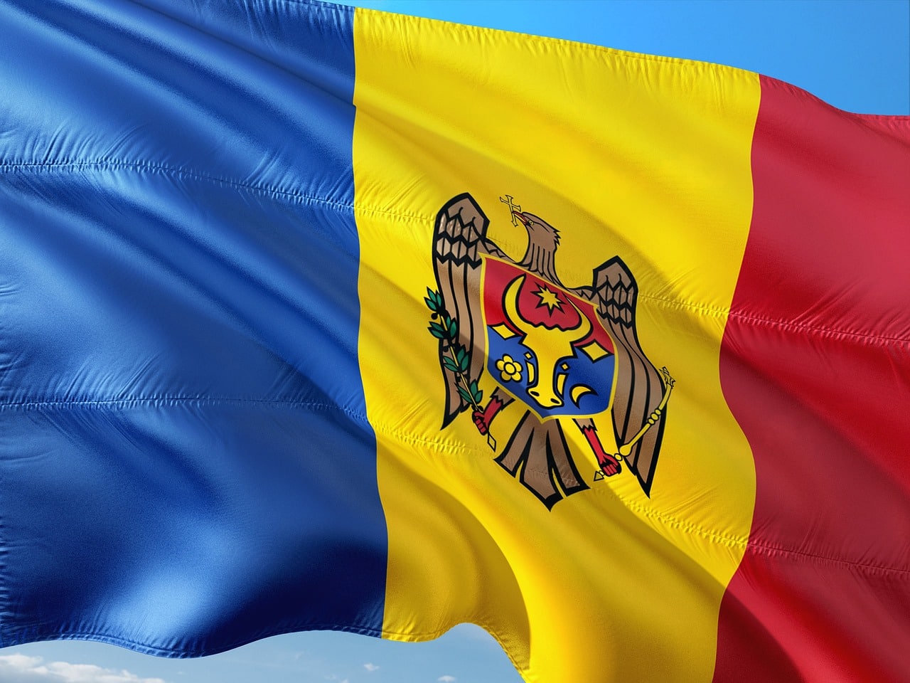 Scandal în Moldova: 150 de enoriași au forțat o biserică. 6 arestați, un primar reținut