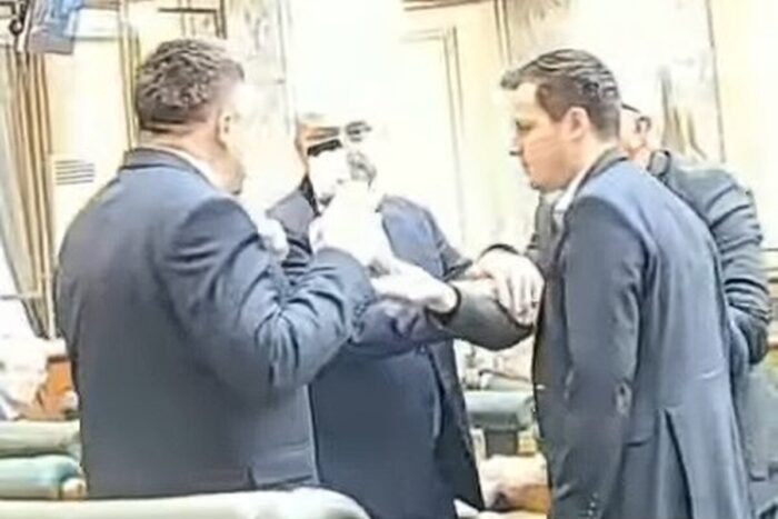 scandal-in-senat-altercatie-intre-un-senator-psd-si-un-parlamentar-care-ii-filma-colegii-1771424362