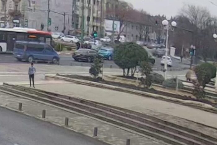 Scandal violent în trafic la Arad. Un șofer de 22 de ani, cercetat după ce a bătut un bărbat. Victima necesită 15 zile de îngrijiri scandal violent in trafic la arad un sofer de 22 de ani cercetat dupa ce a batut un barbat victima necesita 15 zile de ingrijiri 1771502336