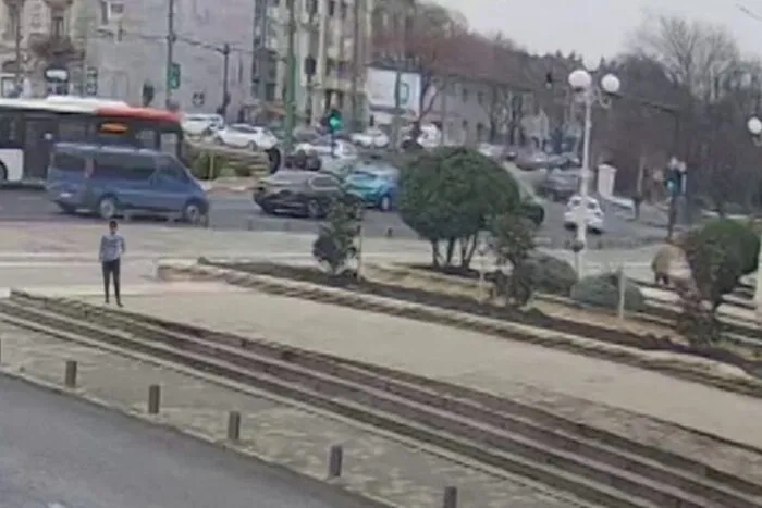 scandal-violent-in-trafic-la-arad-un-sofer-de-22-de-ani-cercetat-dupa-ce-a-batut-un-barbat-victima-necesita-15-zile-de-ingrijiri-1771502336