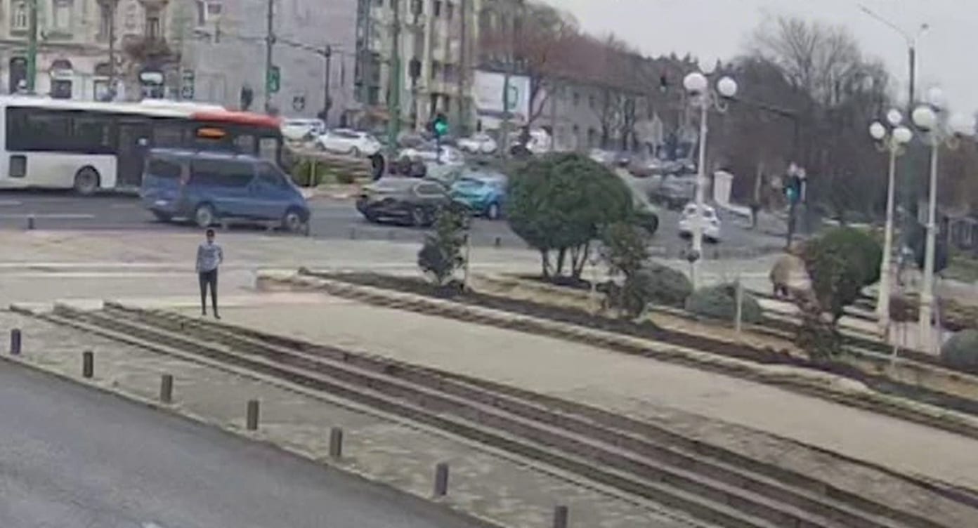 Scandal violent în trafic la Arad. Un șofer de 22 de ani, cercetat după ce a bătut un bărbat. Victima necesită 15 zile de îngrijiri