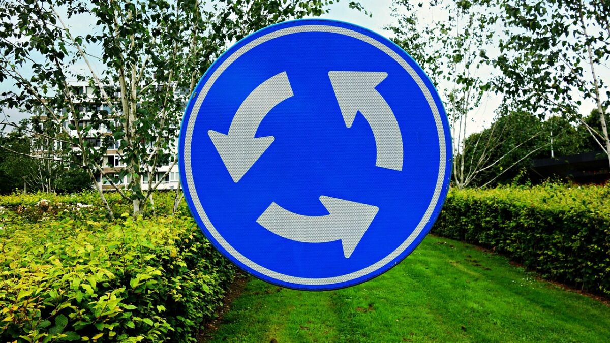 Codul Rutier aduce reguli noi pentru sensurile giratorii în acest an