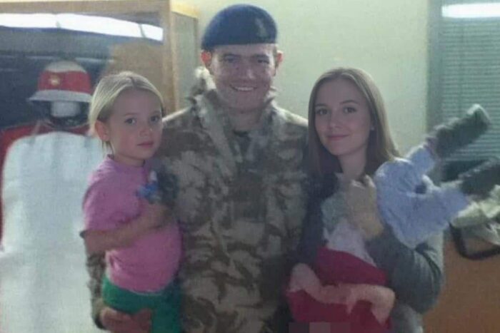 Soția-eroină a militarului înjunghiat de 12 ori, filmată cum se luptă cu atacatorul sotia eroina a militarului injunghiat de 12 ori filmata cum se lupta cu atacatorul