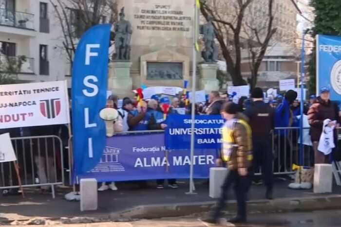Studenti din Cluj protesteaza impotriva majorarii taxelor si taierii burselor studenti din cluj protesteaza impotriva majorarii taxelor si taierii burselor 1772018525