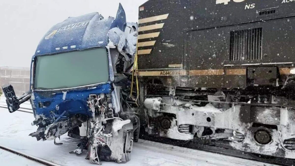 un tren de marfa a lovit un camion blocat in zapada soferul a scapat cu viata