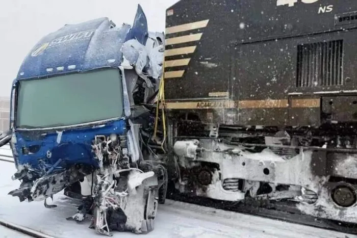 un-tren-de-marfa-a-lovit-un-camion-blocat-in-zapada-soferul-a-scapat-cu-viata