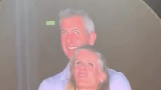 CEO-ul cu avere de 70 mil. $ a demisionat după ce a fost filmat sărutând o colegă