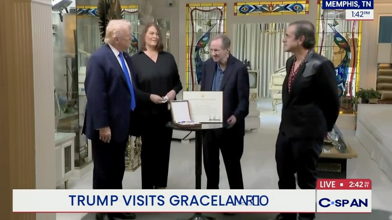 Trump, vizită la Elvis acasă după ce a anunțat negocieri cu Iranul – îl iubesc