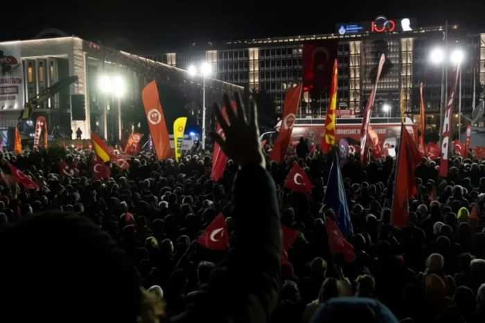 Mii de oameni în stradă la Istanbul pentru rivalul lui Erdogan, care riscă 2.430 de ani Ekrem Imamoglu