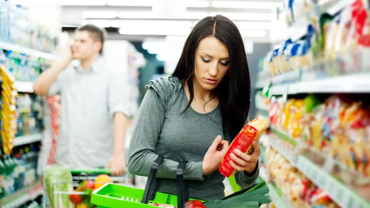 Un lanț de supermarketuri cu 41 de magazine se închide și vinde totul la reducere