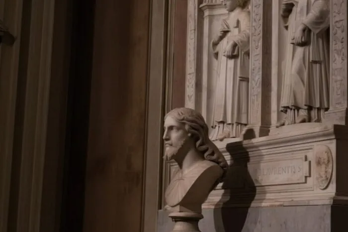 Bust dintr-o bazilică din Roma, atribuit lui Michelangelo de o cercetătoare