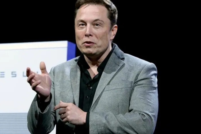 Fals: Tesla nu poate bloca mașinile la graniță, precizează Elon Musk