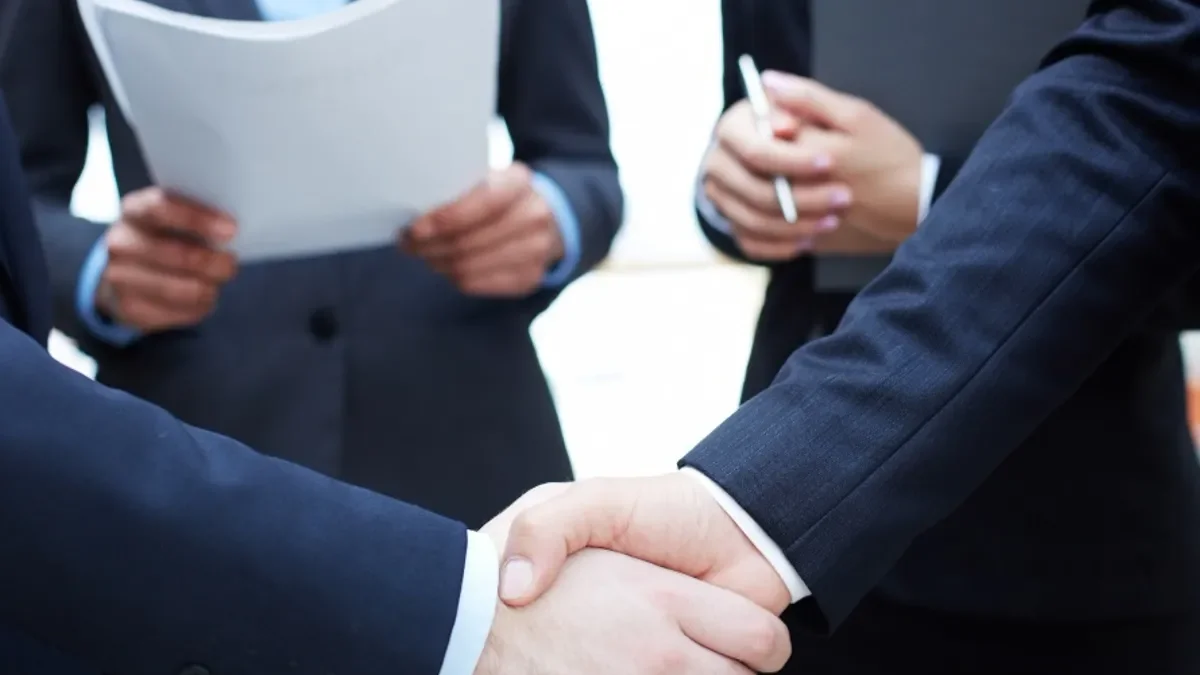 Marea Britanie oferă Franței 500 de milioane de lire pentru a opri migranții