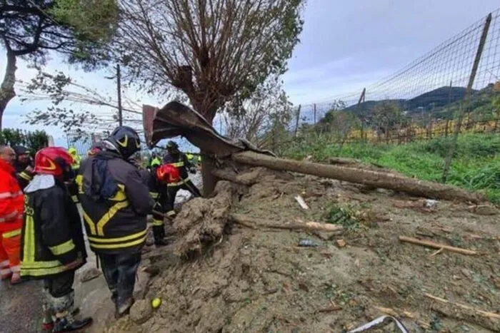 Alunecare de teren la Slatina: Zeci de persoane evacuate, case afectate