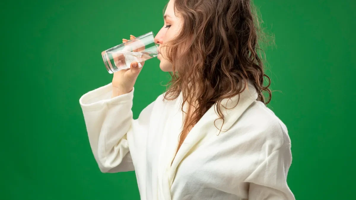 Bei 2 litri de apă pe zi? Așa poți opri căderea părului