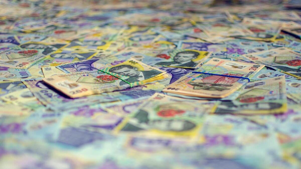 Leul românesc slăbește din nou, euro ajunge aproape de pragul 5,25 lei