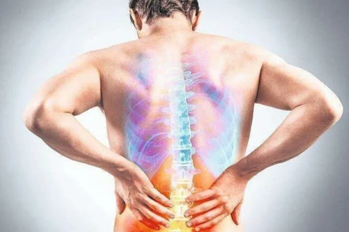 Durerile de spate: cauze, simptome și exerciții pentru ameliorare