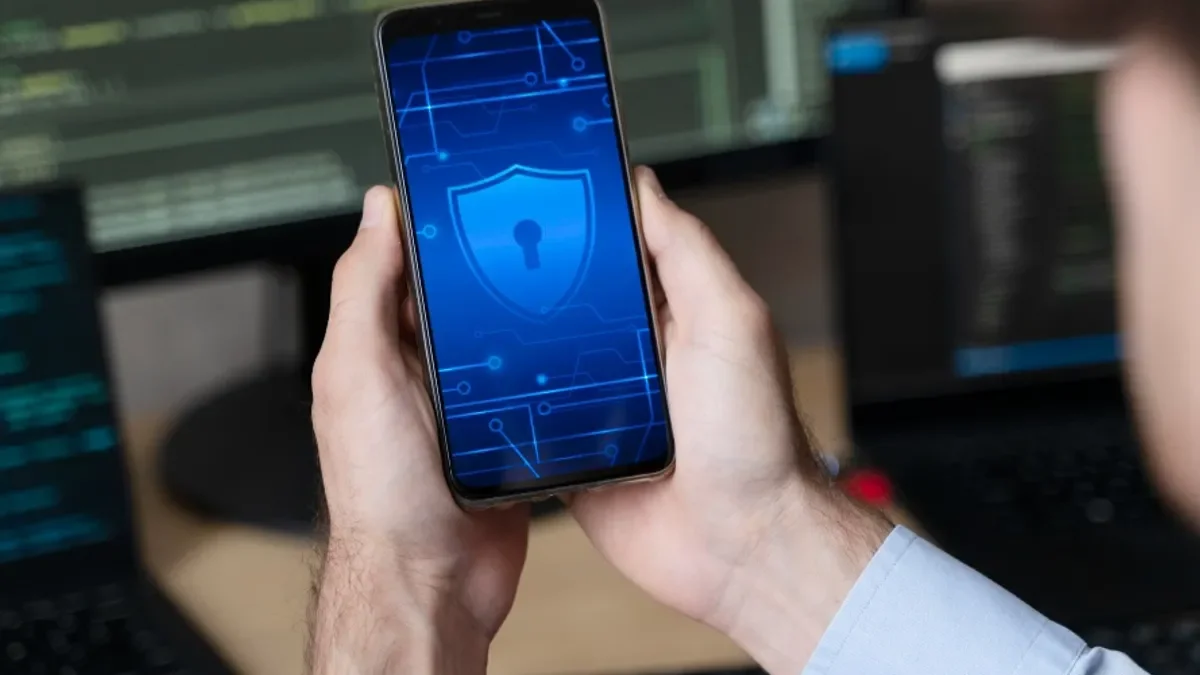 Atenție Generația Z. Hackerii vă fură parolele și banii cu VPN-uri false