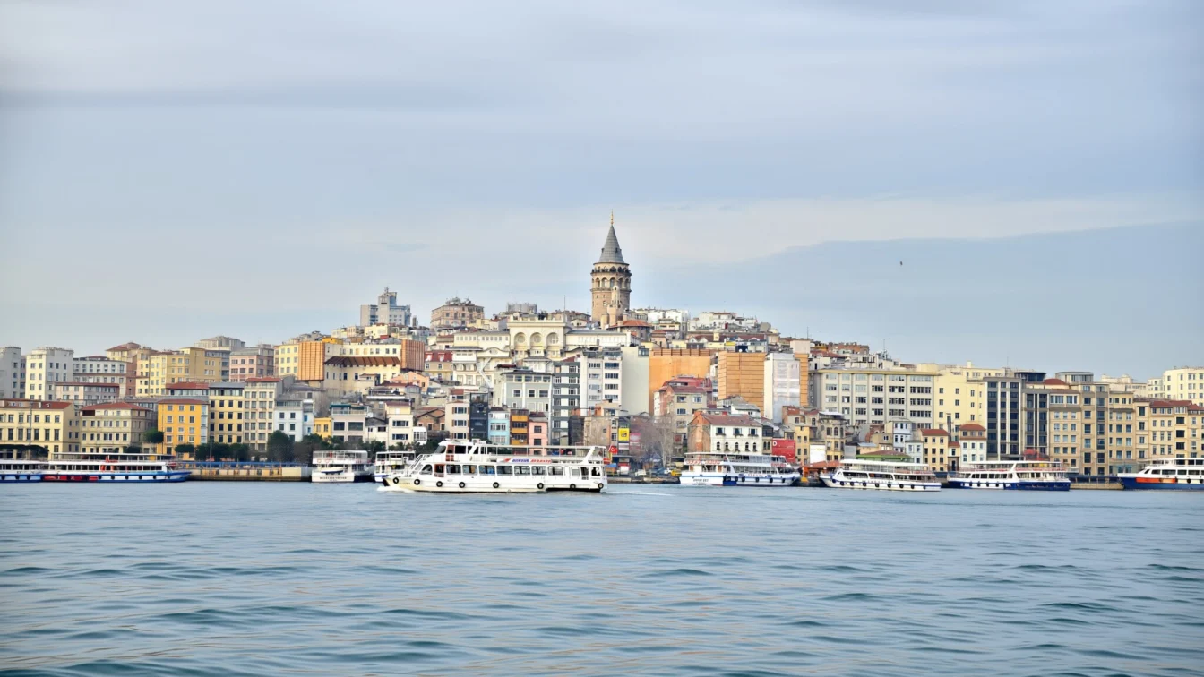 Două clădiri s-au prăbușit în Istanbul după o explozie puternică de gaz