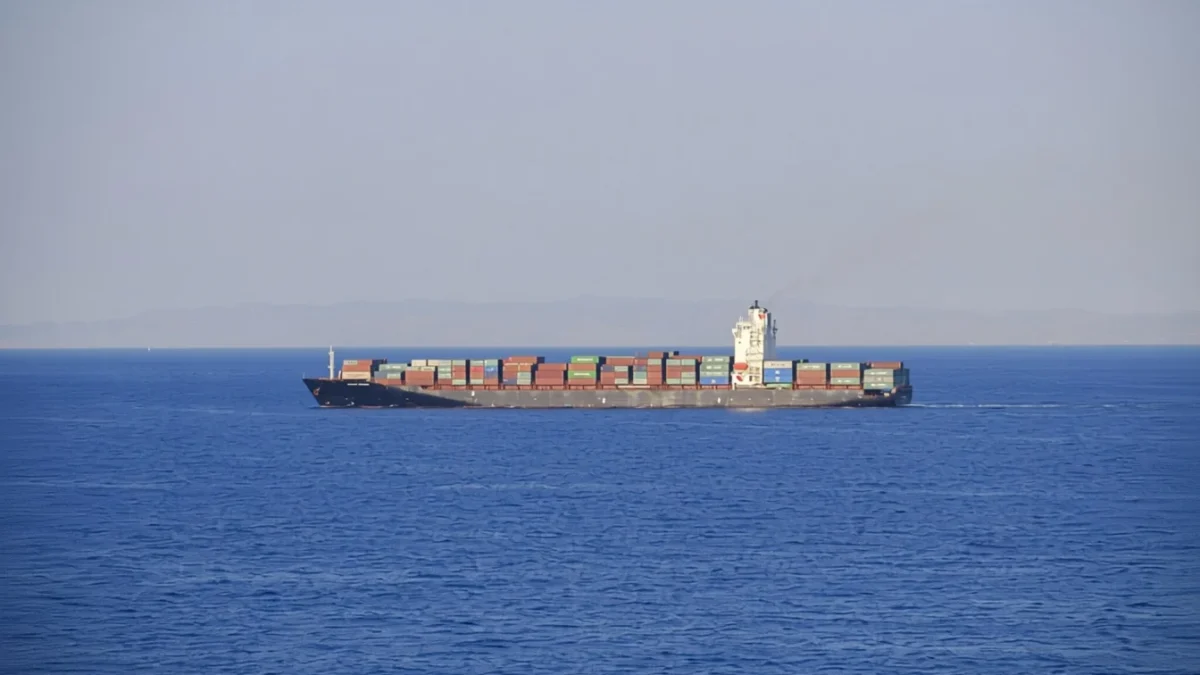 Rusia recunoaște oficial - navele sale sunt escortate de grupuri armate mobile nave rusesti
