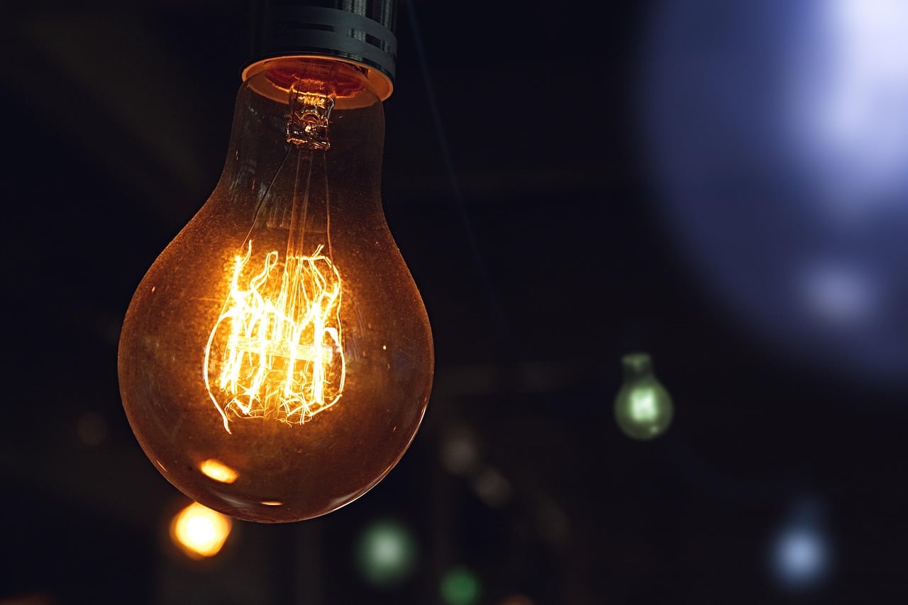 Guvernul prelungește plafonarea prețurilor la energie pentru curent și gaz